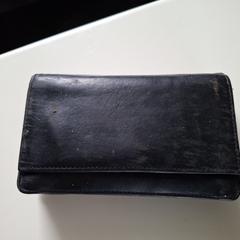 Zwarte portemonnee がiLostに報告されました
