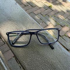 Donkerblauwe bril specsavers, segons s'ha informat a iLost