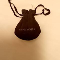 Šperky jewels, jak nahlášeno Mövenpick Hotel Amsterdam City Centre pomocí iLost