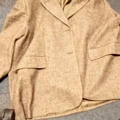 Casaco Brown, como reportado por Mövenpick Hotel Amsterdam City Centre utilizando o iLost