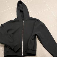 Kleding - Zwarte Hoodie, rapporterat av Centraal magazijn med iLost
