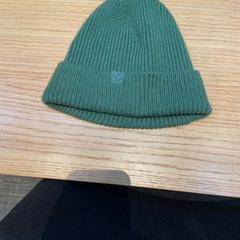 Beanie donkergroen, jak nahlášeno Rijksmuseum van Oudheden pomocí iLost
