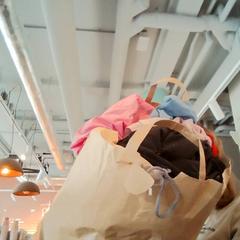 Oblečení Bag full of clothes, jak nahlášeno The Tire Station Hotel pomocí iLost