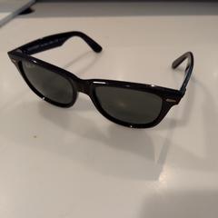 Napszemüveg Zwart merk RayBan, amint azt H’ART Museum az iLost segítségével jelentette.
