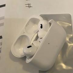 Auscultadores White, como reportado por MEININGER Hotel Berlin "Mitte" Humboldthaus utilizando o iLost