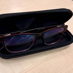 Occhiali da lettura Zwart en rood, come riportato da IKEA Eindhoven utilizzando iLost