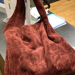 Väska Rood suède, rapporterat av Universiteit Gent - Faculteitsbibliotheek LW med iLost