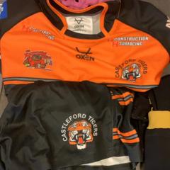 Helm, Sportkleding, T shirt & Shorts, zoals gemeld door MEININGER Hotel Brussels City Center met iLost