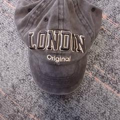 Gorra London grijs, ha sido reportado por Connexxion Amstelland-Meerlanden Schiphol Zuid con iLost