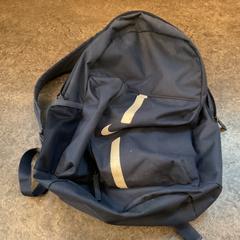 Motxila, gisa salatu by Gemeente Amsterdam - Bureau Gevonden Voorwerpen iLost erabiliz