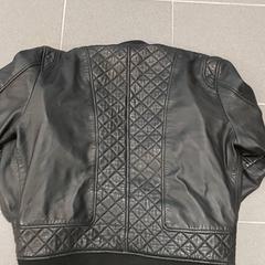 Kleding - vest, segons ha informat Centraal magazijn mitjançant iLost