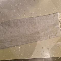 Skjerf BEIGE, som rapportert av Room Mate Bruno ved bruk av iLost