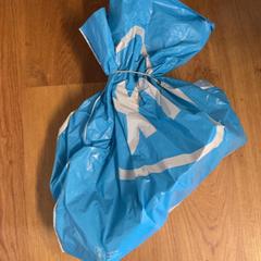 Nejlonzacskó, amint azt GVB az iLost segítségével jelentette.