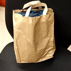 Taška Bruintas met kleding, jak nahlášeno Qbuzz GD Groningen Peizerweg pomocí iLost