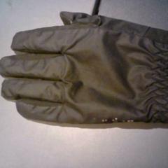 グローブ Links zwart がiLostで SnowWorld Landgraaf によって報告されました