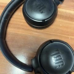 Auriculars, segons ha informat Pathé Haarlem mitjançant iLost