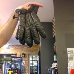 Handschuhe leathery waterproof gloves, gemeldet von MEININGER Hotel Hamburg City Center über iLost
