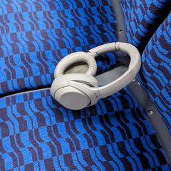White Headphones Sony (look like XM-3?), amint azt az iLostnak jelentették.