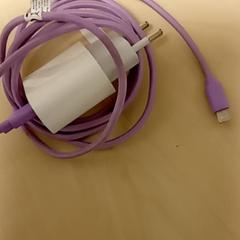 Adapter White pink, amint azt Mövenpick Hotel Amsterdam City Centre az iLost segítségével jelentette.