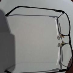 Lunette de vue noire, segons ha informat TCL mitjançant iLost