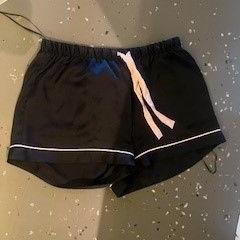Pantalones cortos SHORTS, ha sido reportado por Room Mate Bruno con iLost