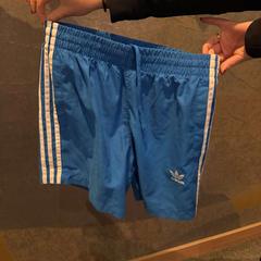 Shorts de baño Blauw met witte strepen, ha sido reportado por Van der Valk Hotel Deventer con iLost