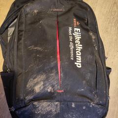 Zwarte rugzak met papieren administratie, come riportato a iLost