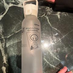 Bottiglia d'acqua See through plastic, come riportato da Van der Valk Duiven bij Arnhem A12 utilizzando iLost