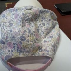 Casquette blanche à fleurs, a été signalé par TCL utilisant iLost