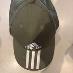 Cap pet groene adidas, segundo informou Van der Valk Hotel Amsterdam-Amstel usando iLost