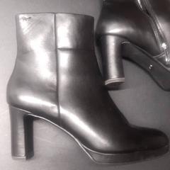 Sapatos de salto alto, como reportado por Grand Hotel Amrath Kurhaus utilizando o iLost