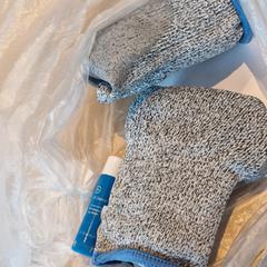 Handschoenen met lipbalsem grijs, wit en blauw, rapporterat av Haven Hotel Rotterdam med iLost