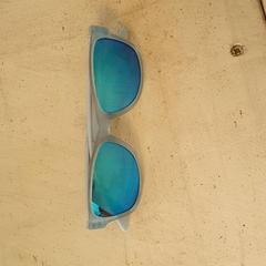 Eguzkitako betaurrekoak Lichtblauw, gisa salatu by DierenPark Amersfoort iLost erabiliz