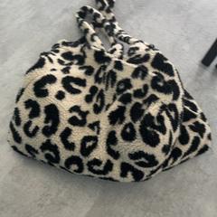 حقائب حمل وحقائب اليد، كما تم الإبلاغ عنه بواسطة Arriva Achterhoek-Rivierenland عبر iLost