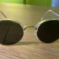 Eguzkitako betaurrekoak Glases with golden frames, gisa salatu by MEININGER Hotel Berlin East Side Gallary iLost erabiliz