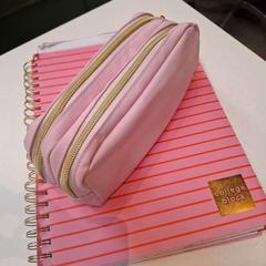 Collegeblok en etui Roze, jak nahlášeno Rijksmuseum van Oudheden pomocí iLost