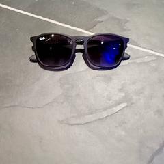 색안경 Black rayban, iLost를 사용하여 Pathé Nijmegen에 보고됨
