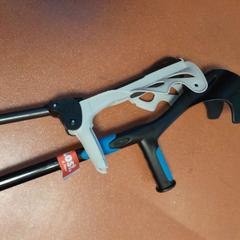 العكازات noires blanches et bleues، كما تم الإبلاغ عنه بواسطة TCL عبر iLost