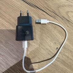 Adapter Witte lader en zwarte kop, as reported by Van der Valk Rotterdam Blijdorp using iLost