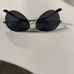 Ulleres, segons ha informat Silver Sands Beach mitjançant iLost