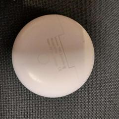 Estuche de airpods blanc, ha sido reportado por TCL con iLost