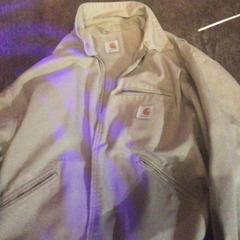 Casaco Beige, como reportado por De Heeren van Aemstel utilizando o iLost