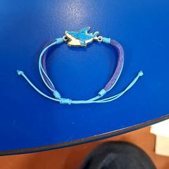 Pulseira Bleu  avec un requin, como reportado por IKEA Caen Fleury-sur-Orne utilizando o iLost