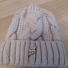 القبعة، كما تم الإبلاغ عنه بواسطة IKEA Praha – Zličín عبر iLost