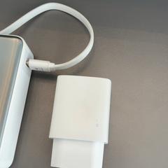 Powerbank & Adapter Grey and white, rapporterat av MEININGER Hotel Amsterdam Amstel med iLost