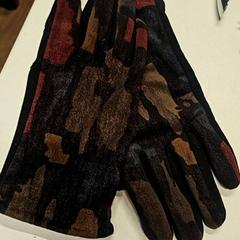 Gloves handsvho, as reported by Qbuzz ZHN using iLost