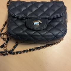 Női táska, amint azt RET az iLost segítségével jelentette.