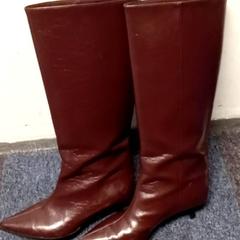 Zapato, segundo informou Mövenpick Hotel Amsterdam City Centre usando iLost