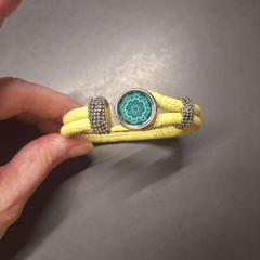 Pulseira žlutý, como reportado por IKEA Brno utilizando o iLost