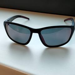 Zonnebril Zwart, a été signalé par Centraal magazijn utilisant iLost